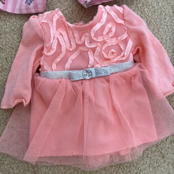 Lot of FIVE Our Generation doll outfits and 1 extra top - Picture 9 of 10